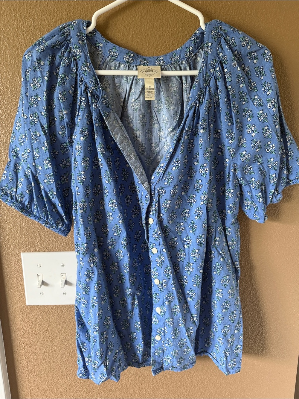 🥳 7/$10!! Lightweight Blue Floral Button-Front Women’s Top